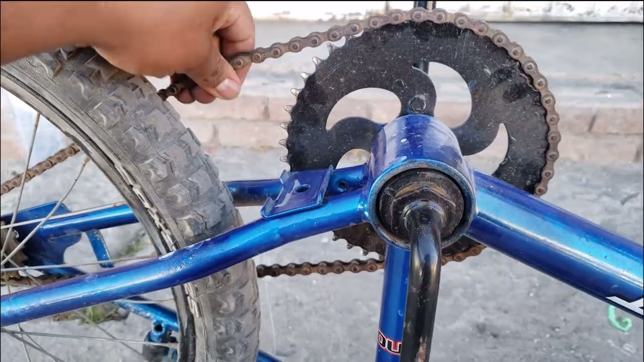 ¿Por qué se me sale la cadena cuando pedaleo con fuerza?