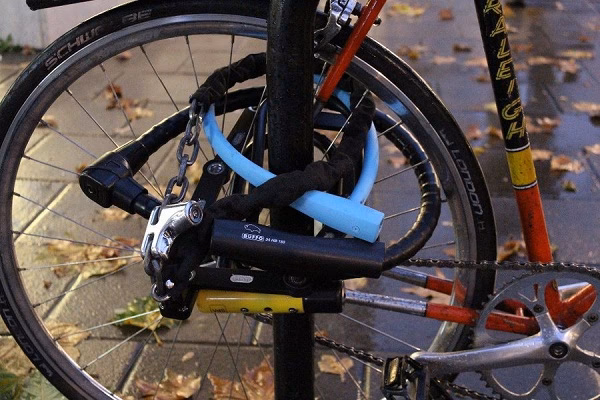 ¿Cómo abrir un candado de bicicleta atascado?