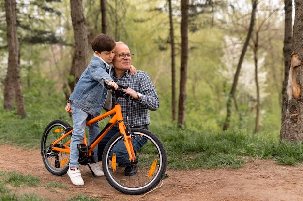 ¿Qué tipo de conocimiento es aprender a caminar o andar en bicicleta?