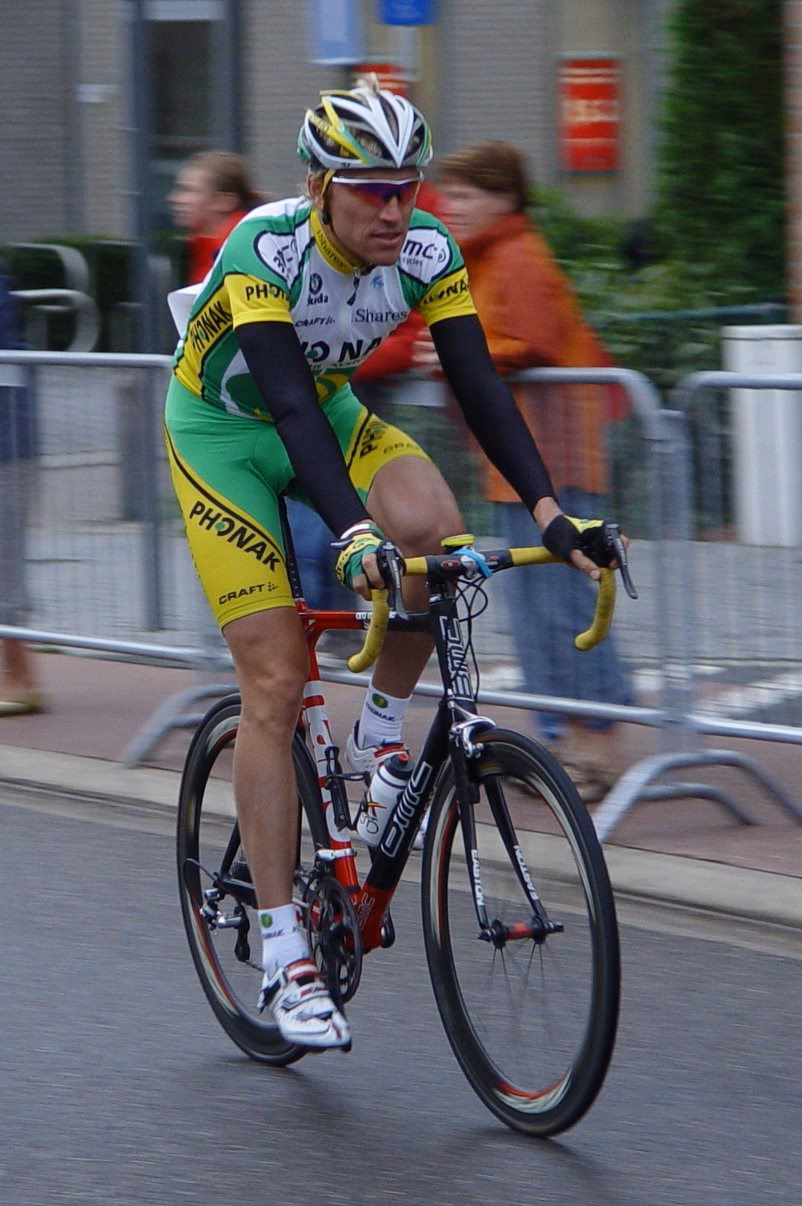 Where does Axel Merckx live?