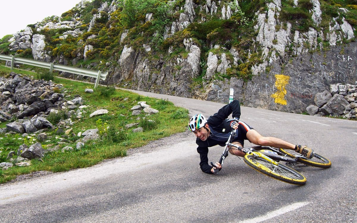 ¿Cuánto alcanza un ciclista en bajada?