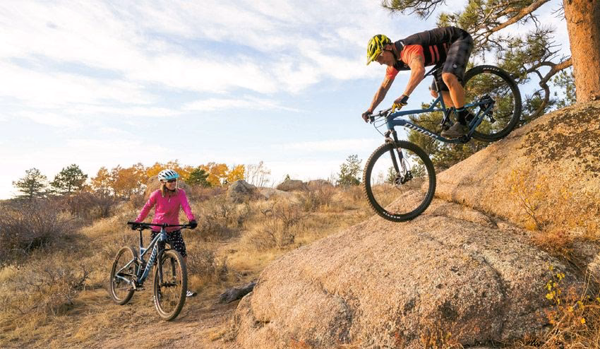 ¿Cuánto alcanza un ciclista en bajada?