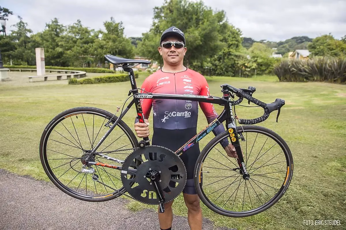 ¿Cuánto tiempo se tarda en recorrer 200 km en bicicleta?