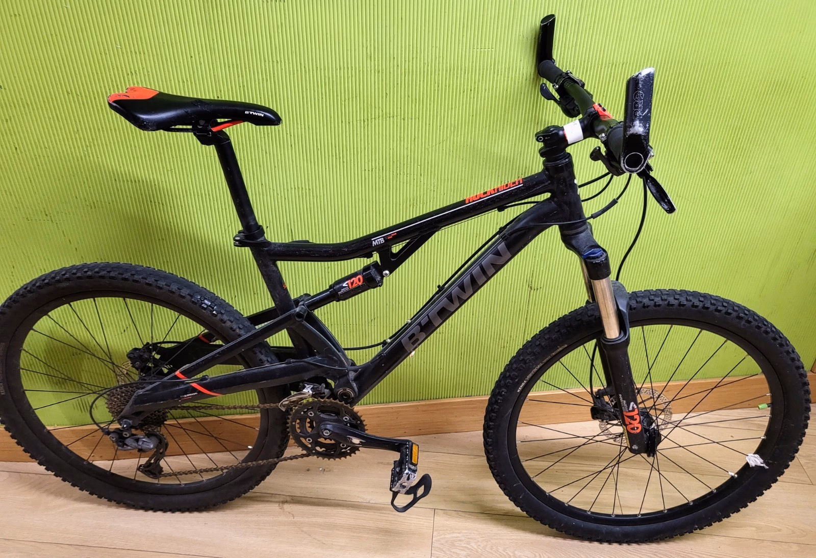 What is the price of Rockrider ST520?