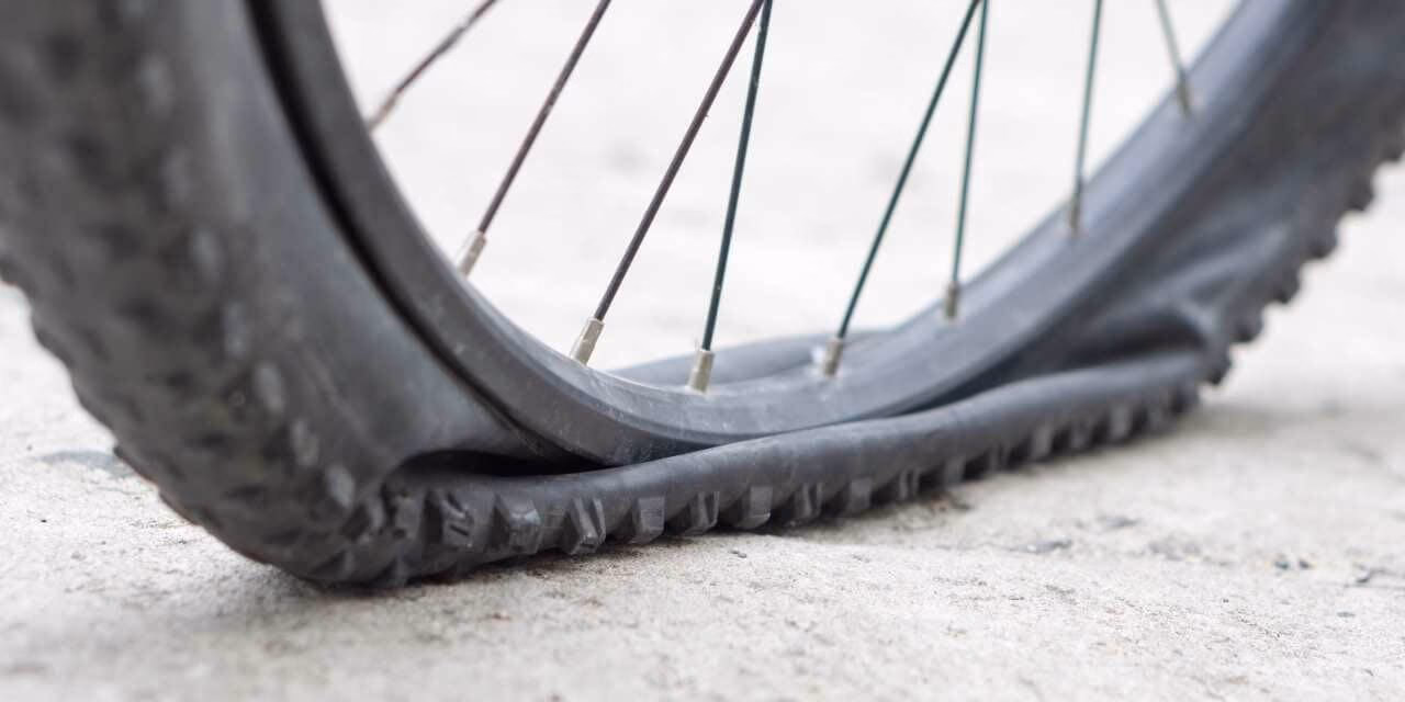 ¿Qué hacer cuando se pincha la bici?
