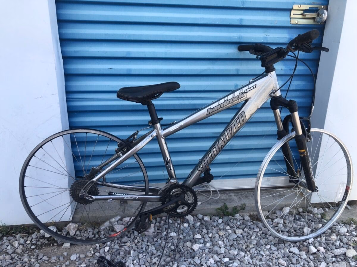 ¿Qué hace que la Specialized Hardrock sea una opción popular para los ciclistas?