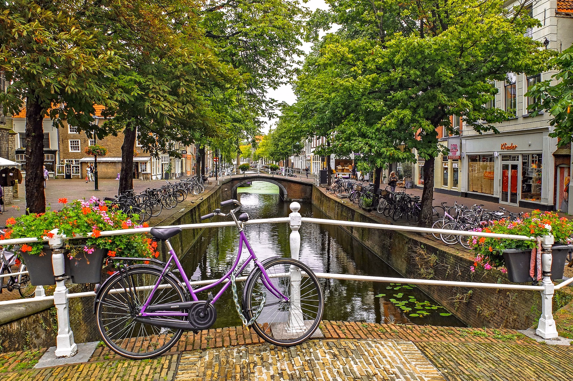 What are Holanda people called?