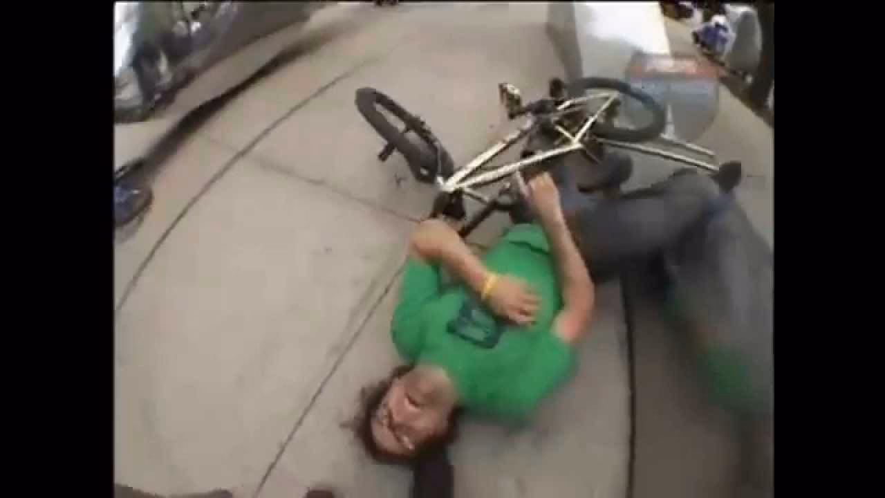 ¿Qué le pasó a la niña en la bicicleta?