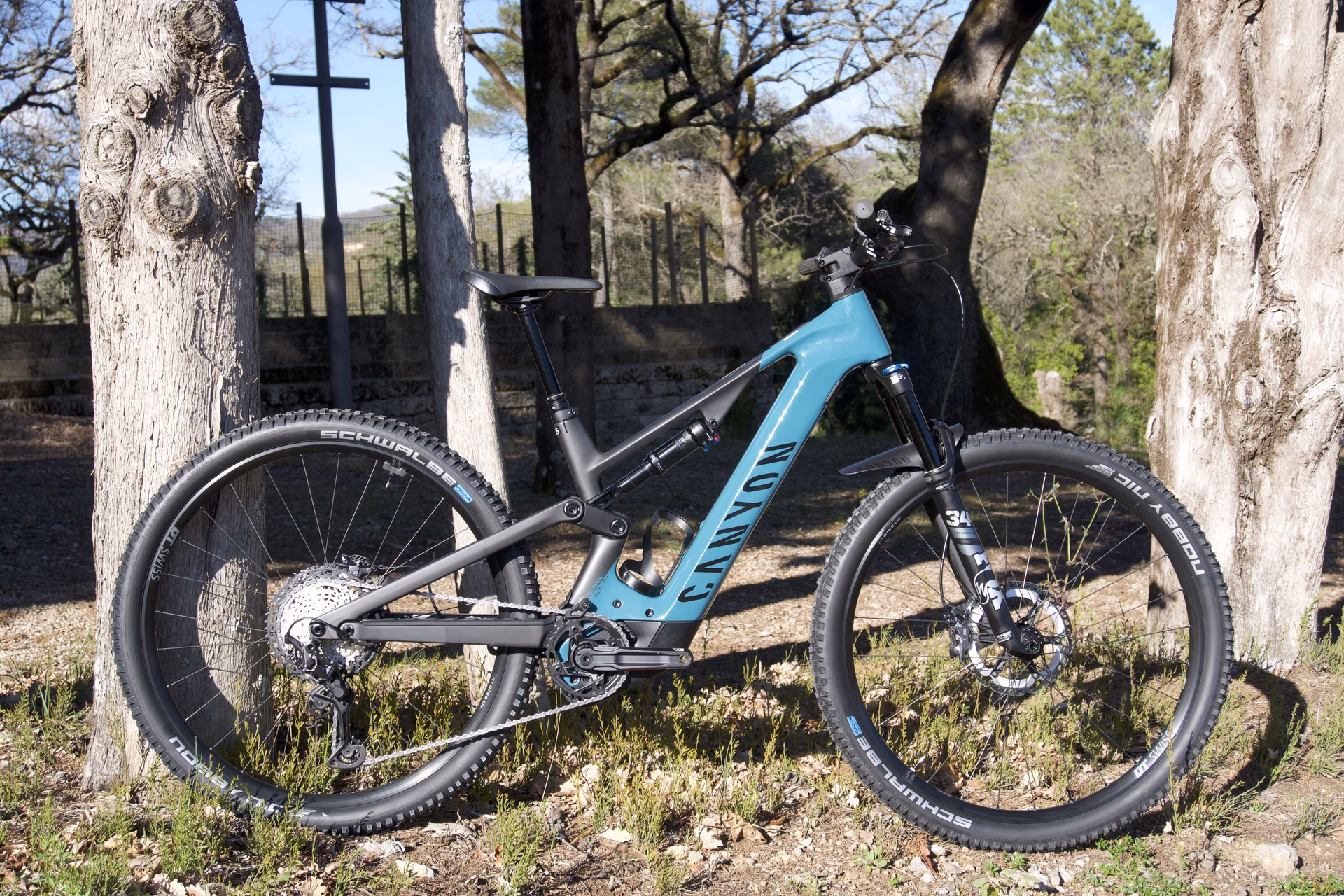 What is the head tube angle of a Canyon Neuron?