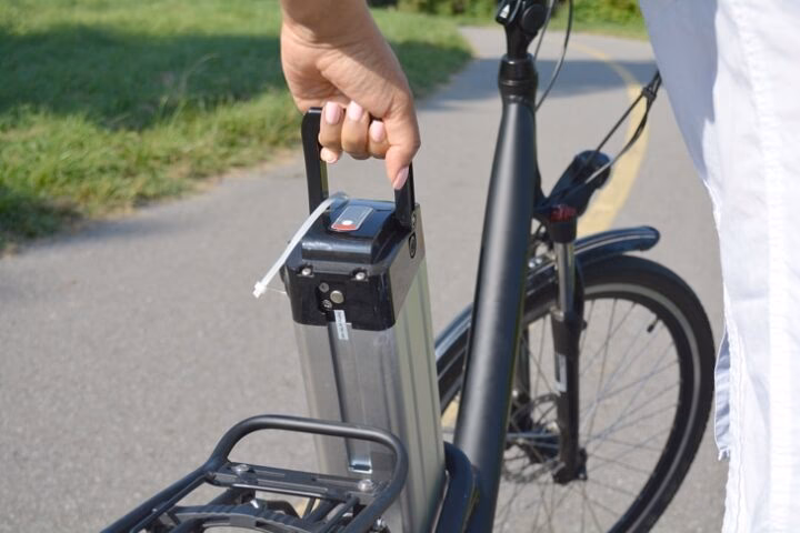 ¿Pedalear una bicicleta carga la batería?