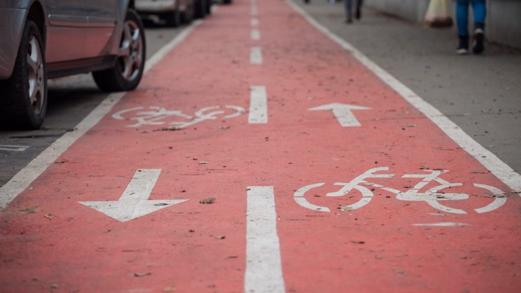 ¿Cómo se cruza un paso de peatones con un carril bici?