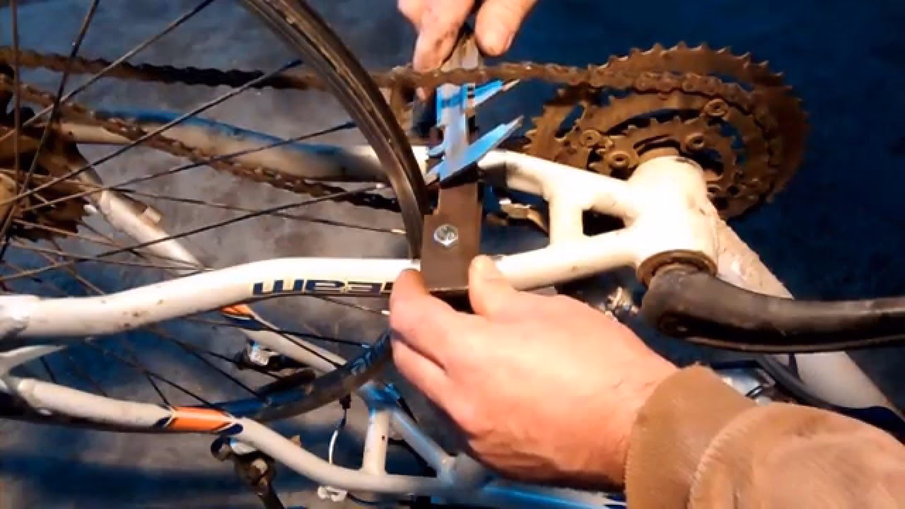 ¿Cómo centrar una llanta trasera de bicicleta?