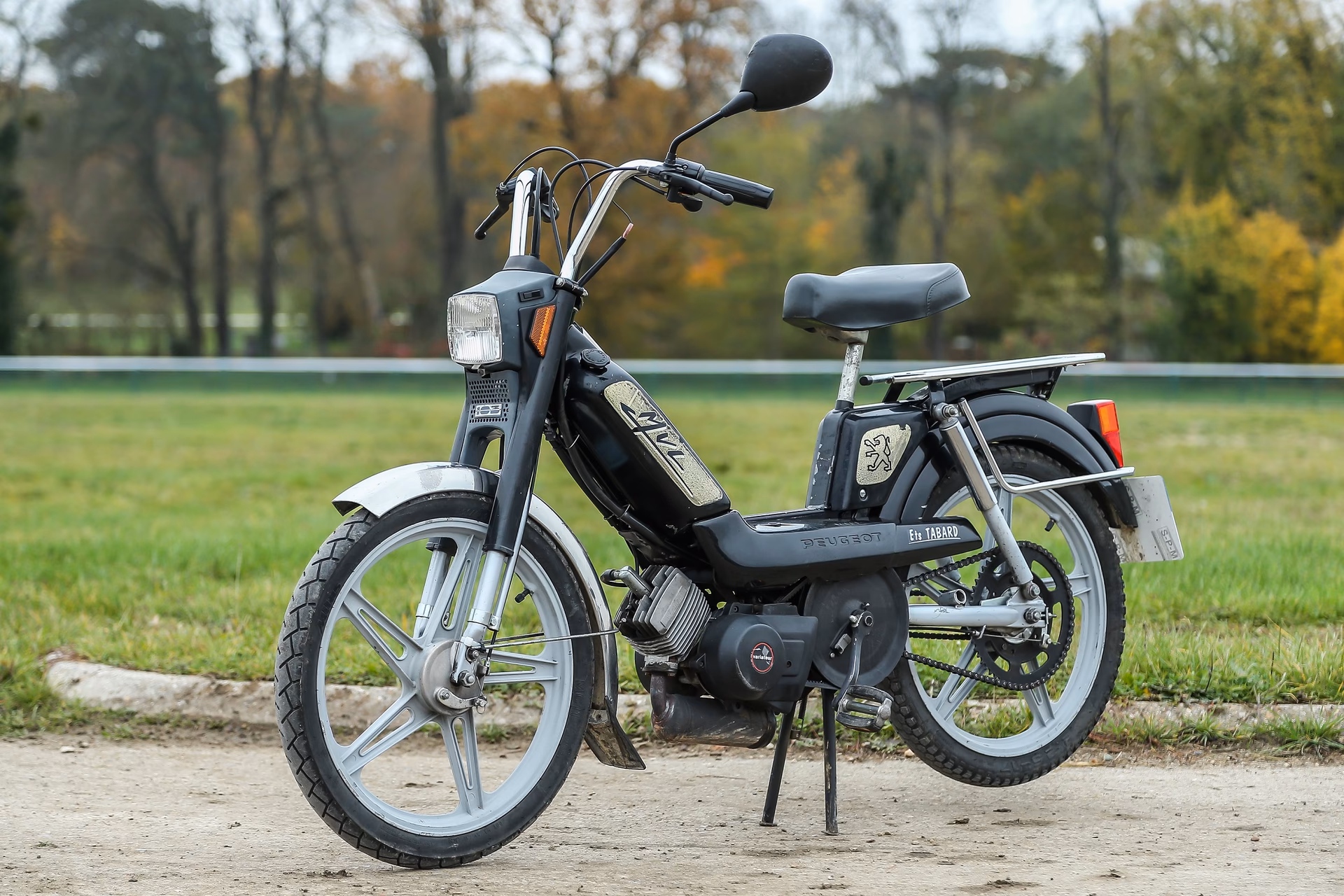 What are clipless pedals on a bike?