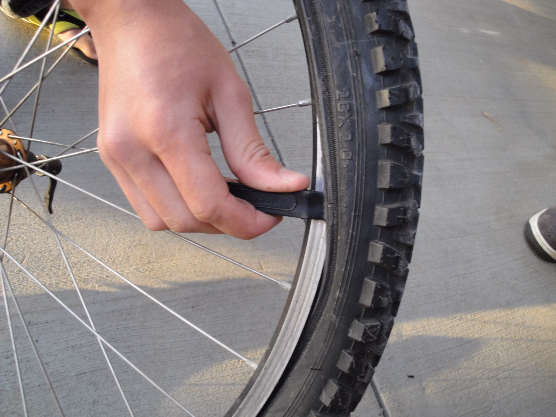 ¿Puedes arreglar una rueda pinchada de bicicleta?