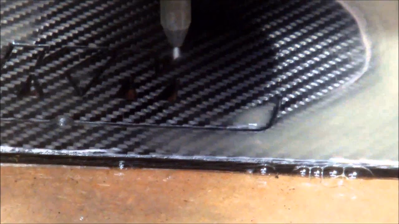 ¿Con qué se corta la fibra de carbono?