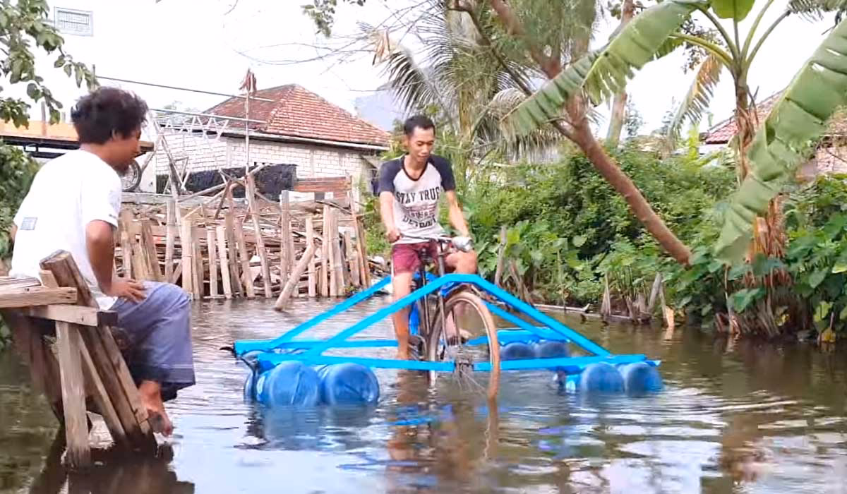 ¿Cómo se llama hacer bicicleta en el agua?