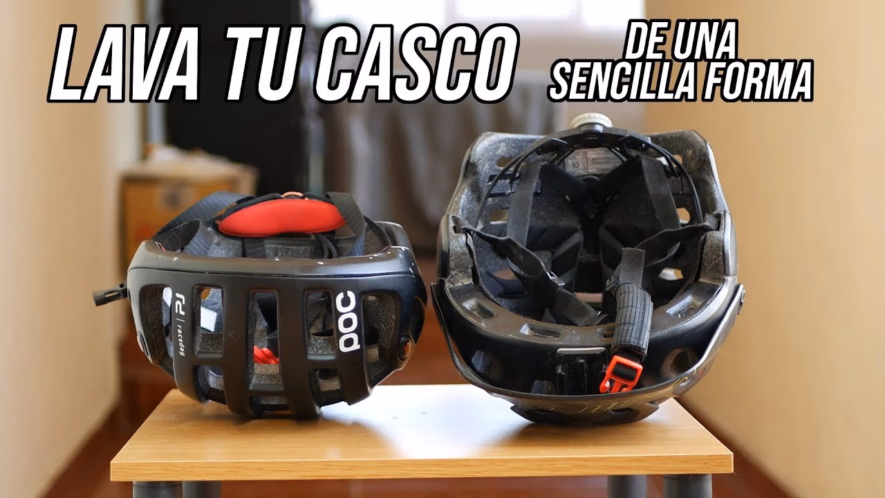 ¿Cómo puedo eliminar el olor a sudor de un casco de moto?