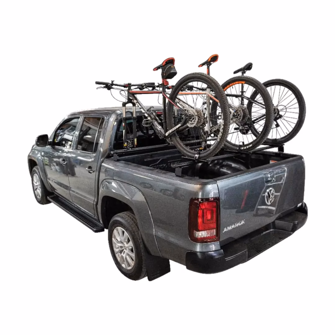 ¿Cómo sujetar una bicicleta en la caja de una camioneta?