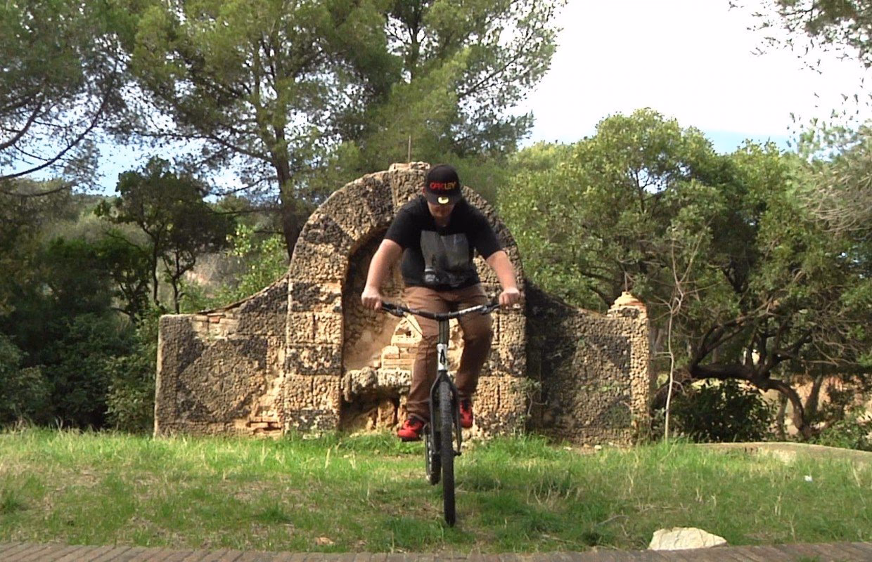 ¿Cómo mantiene el equilibrio un ciclista?