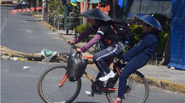 ¿Cómo puedo cubrirme del sol al andar en bicicleta?