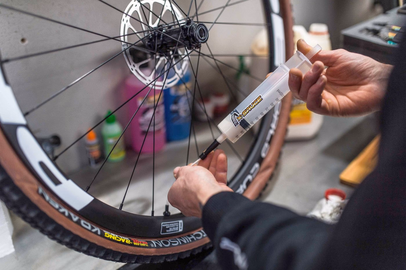 ¿Cuánto líquido tubeless poner en una MTB?