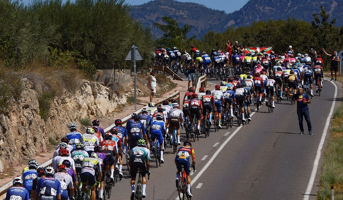 ¿Cuántos ciclistas hay en La Vuelta ciclista a España?