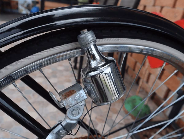 ¿Qué voltaje genera un dinamo de bicicleta?