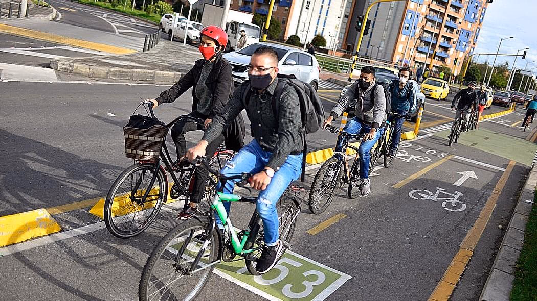¿En qué dirección se supone que debes ir en bicicleta?