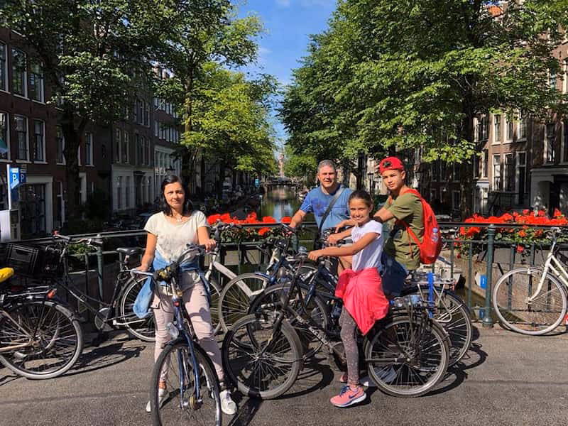 ¿Cuánto cuesta alquilar una bicicleta en Ámsterdam?