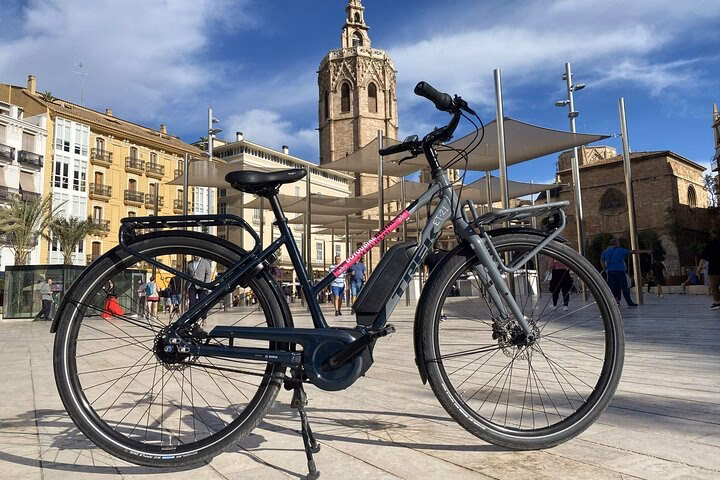 Are there public bikes in Valencia?