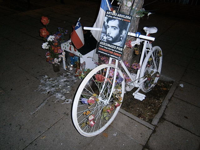 ¿Quién es el autor de las canciones de La Bicicleta blanca?