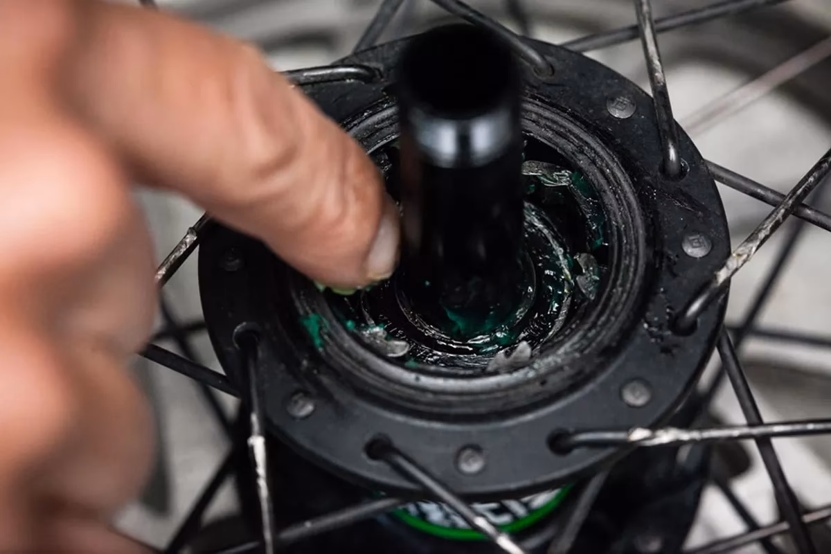 ¿Debes engrasar el eje de la rueda de una bicicleta?