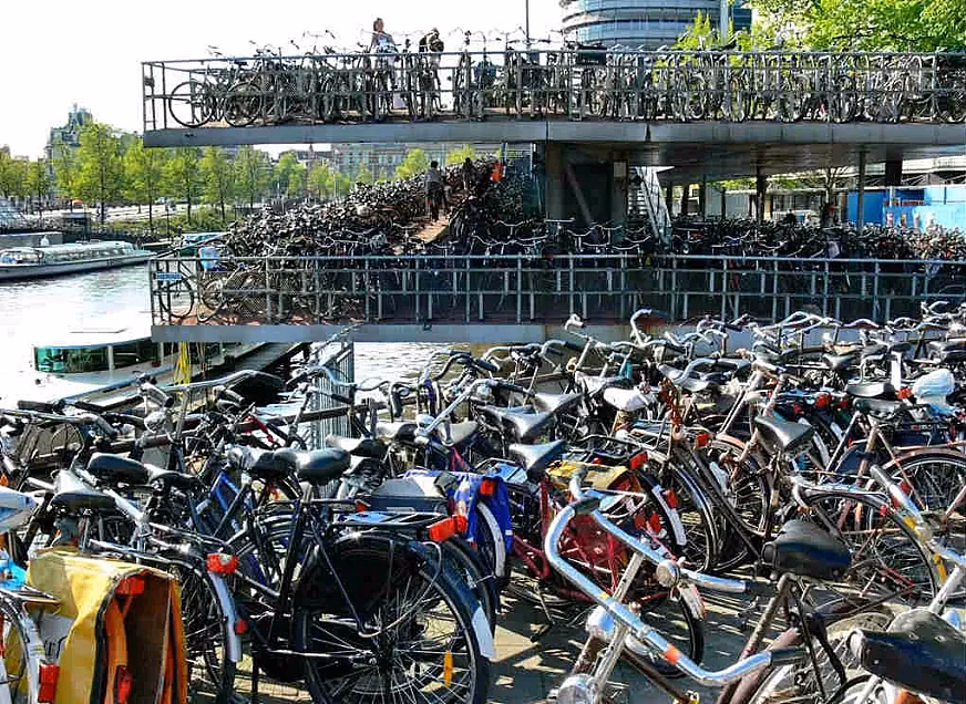 ¿Dónde se pueden aparcar las bicis en Ámsterdam?