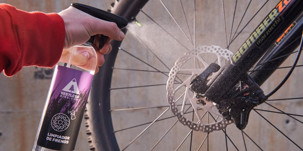 ¿Por qué suenan los frenos de disco de mi bicicleta al frenar?