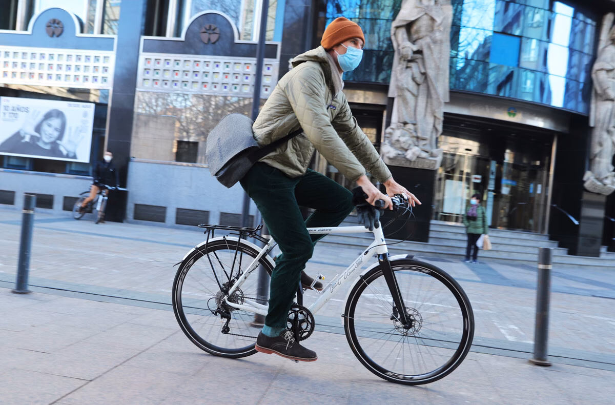 ¿Es ilegal andar en bicicleta por la acera en Estados Unidos?