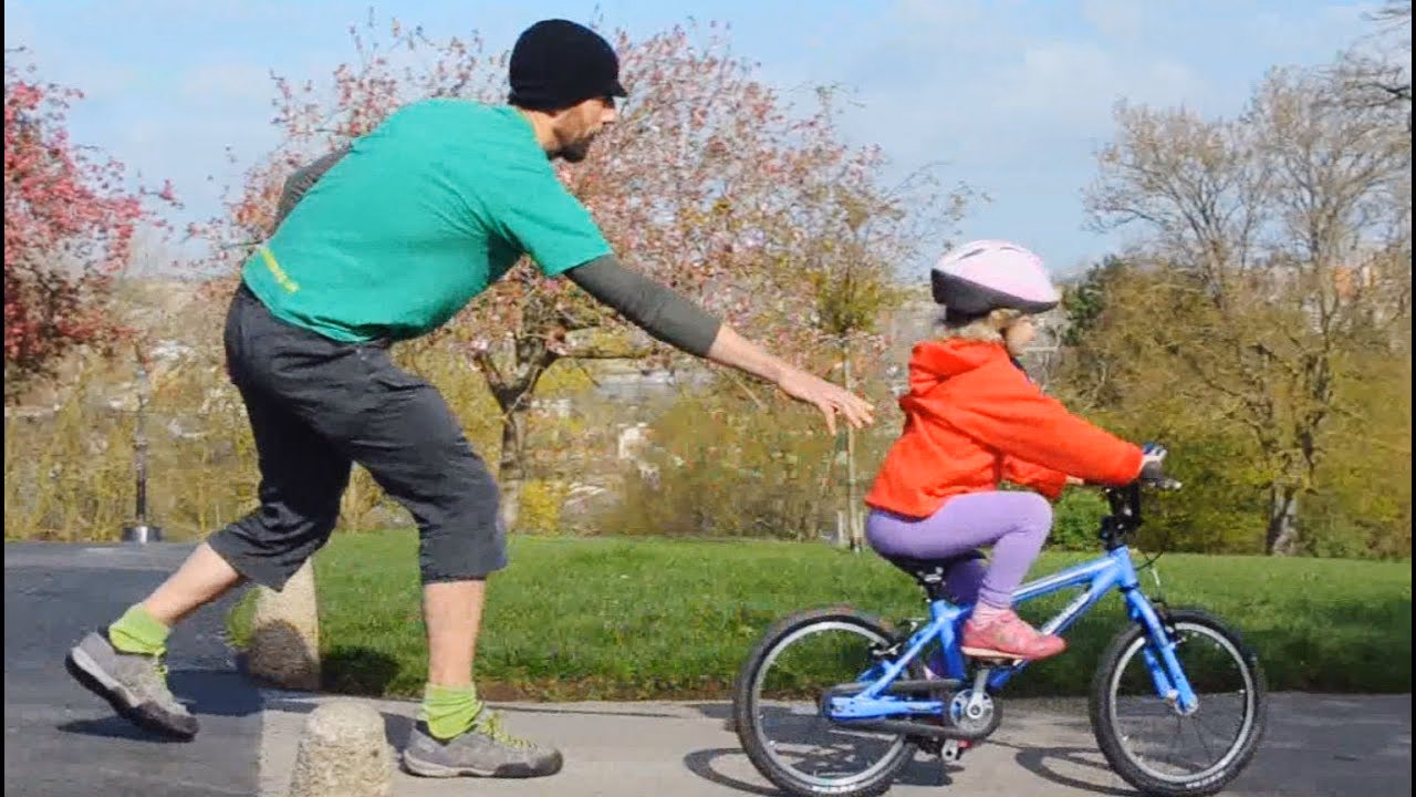 Is it better to learn how to ride a bike without training wheels?
