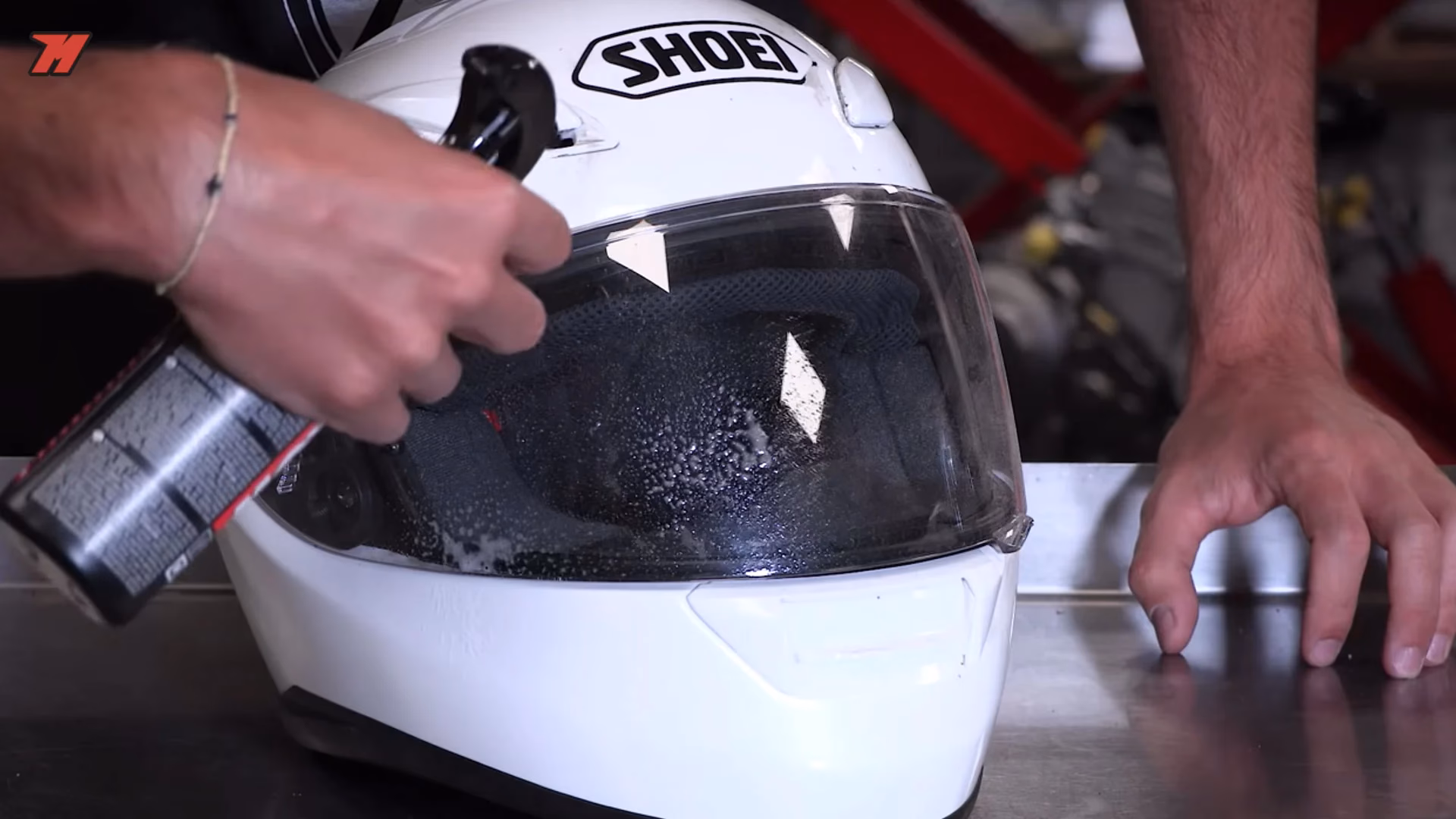 ¿Cómo se le quita el mal olor a un casco?