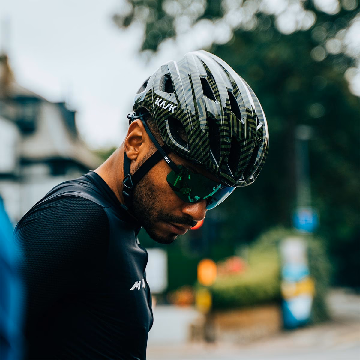 ¿Dónde se ve la fecha de vencimiento de un casco?