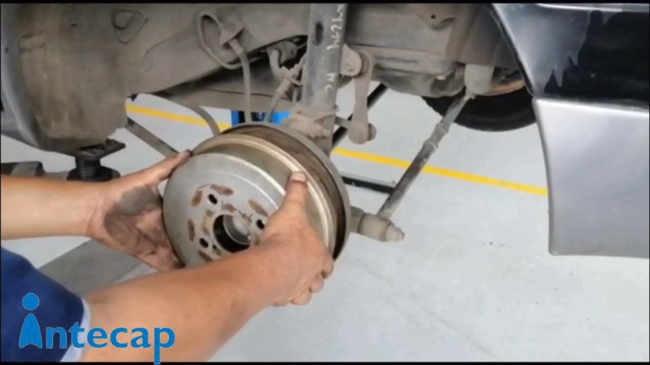 ¿Con qué frecuencia es necesario realizar el mantenimiento de los frenos hidráulicos?