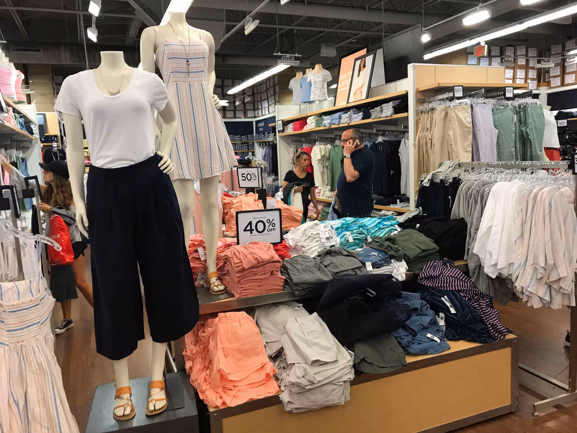 ¿Qué diferencia hay entre outlet y tienda?