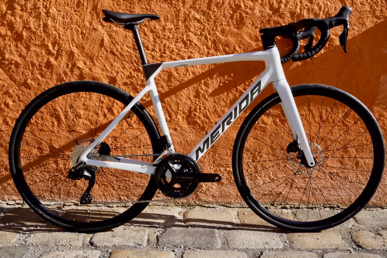 What is the tyre clearance for Merida Scultura 6000 Di2?