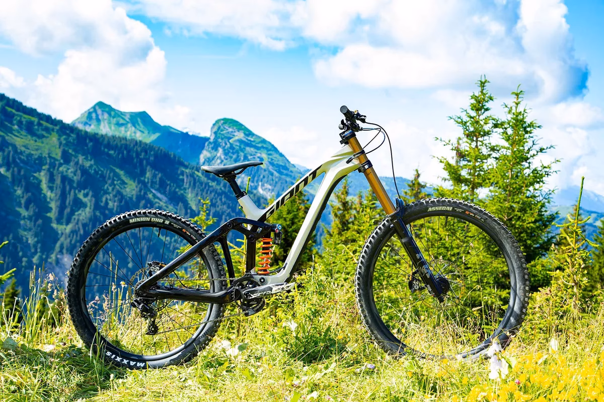 How to brake downhill on a mountain bike?