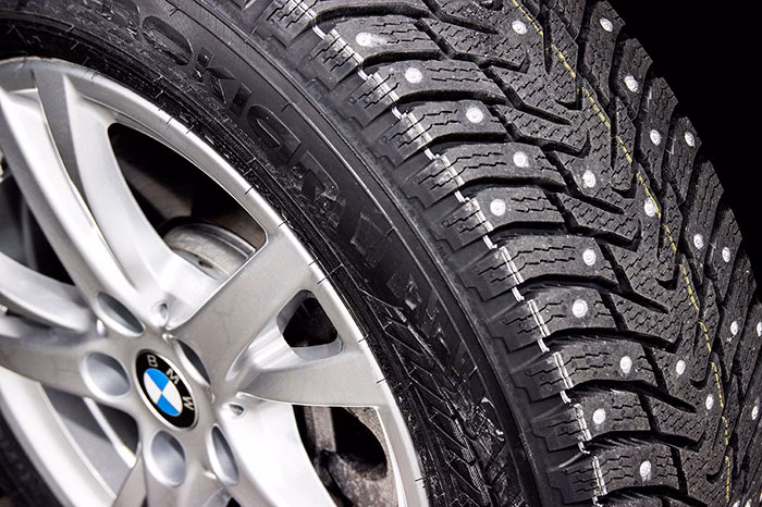 ¿Cómo se llaman los neumáticos con clavos?