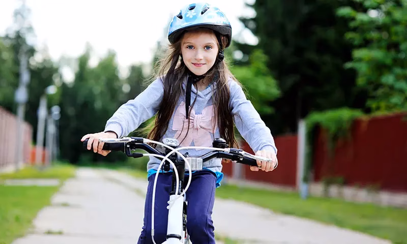¿Cómo se llama el niño de la bicicleta?