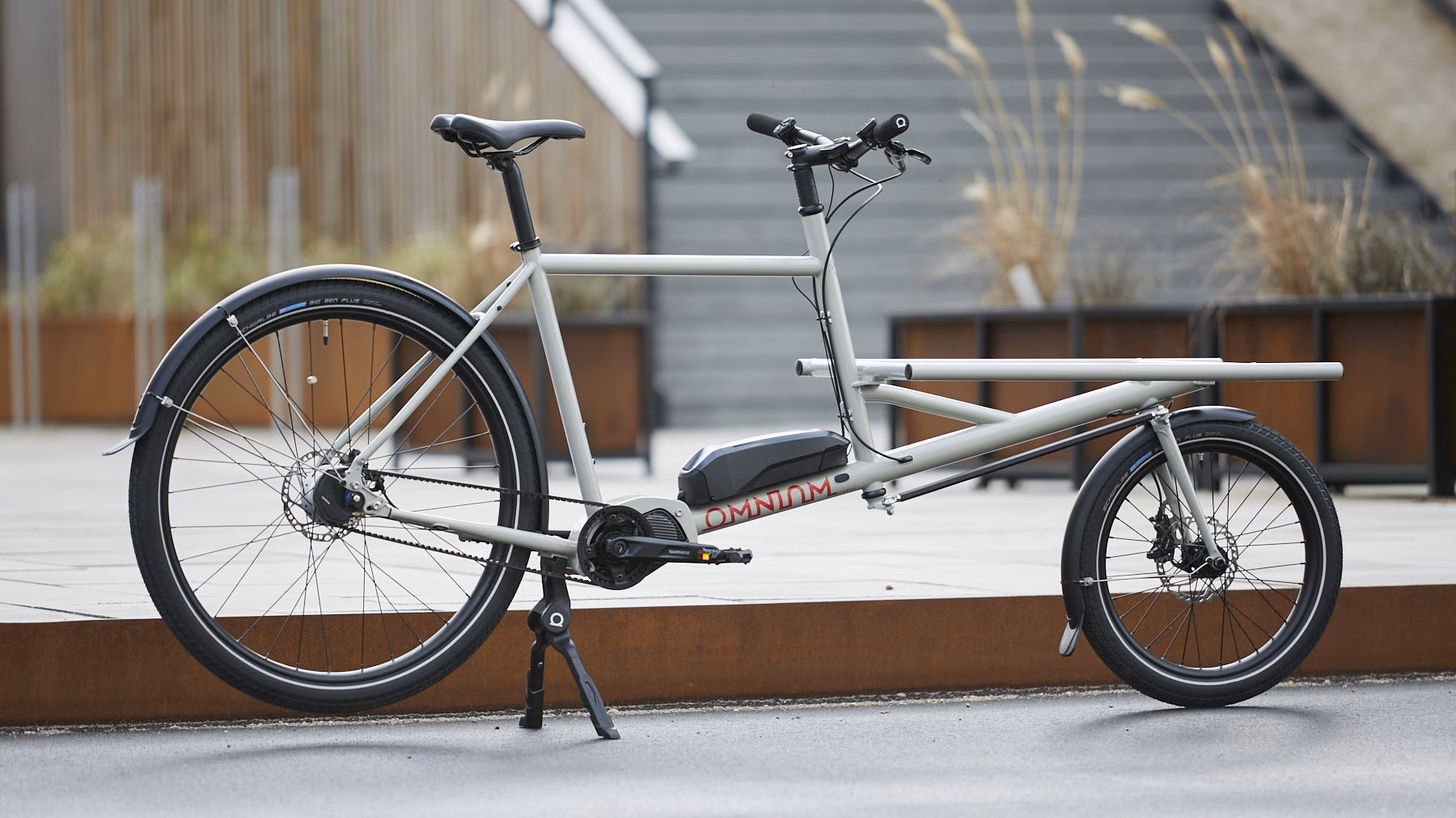 What does omnium do?