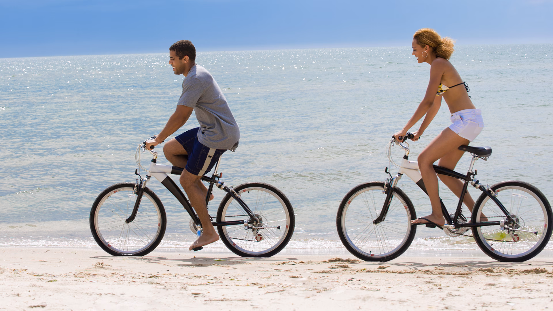 ¿Cómo se escribe pasear en bicicleta?