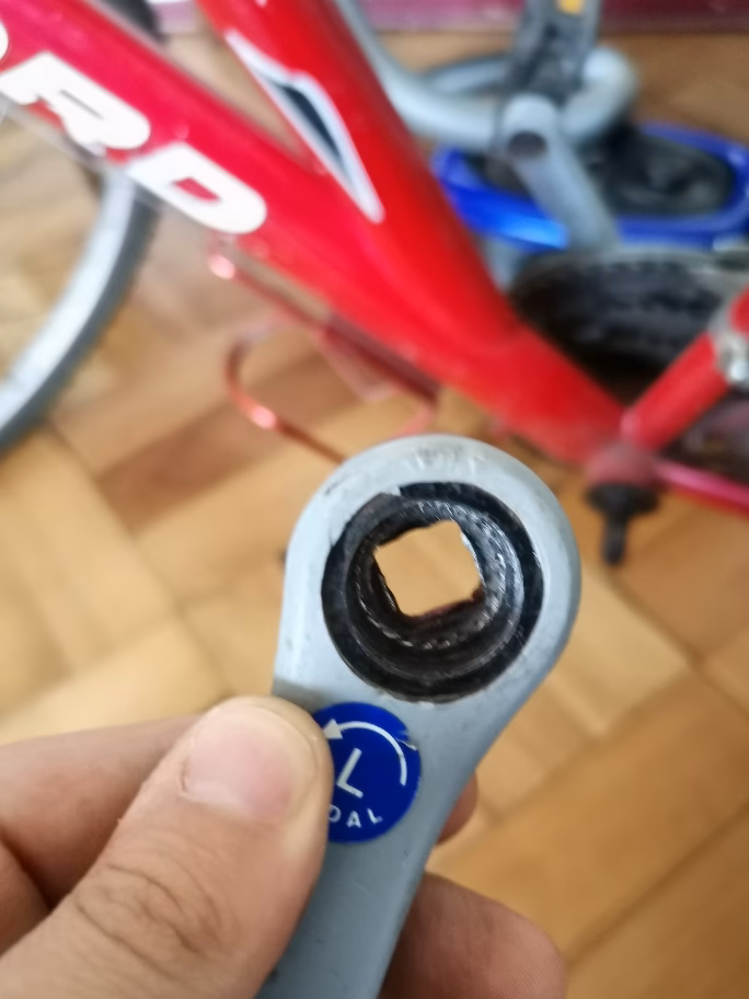 ¿Por qué el brazo del pedal se afloja?