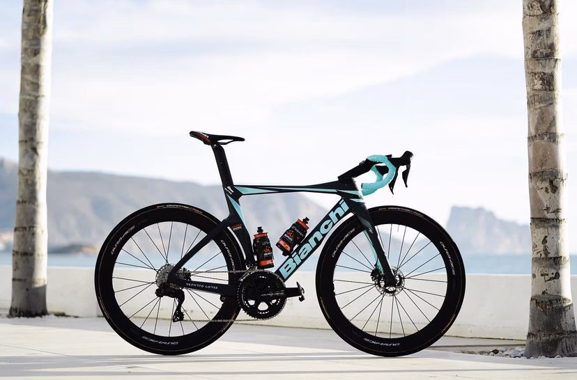 ¿Cuánto pesa una bicicleta de pista profesional?