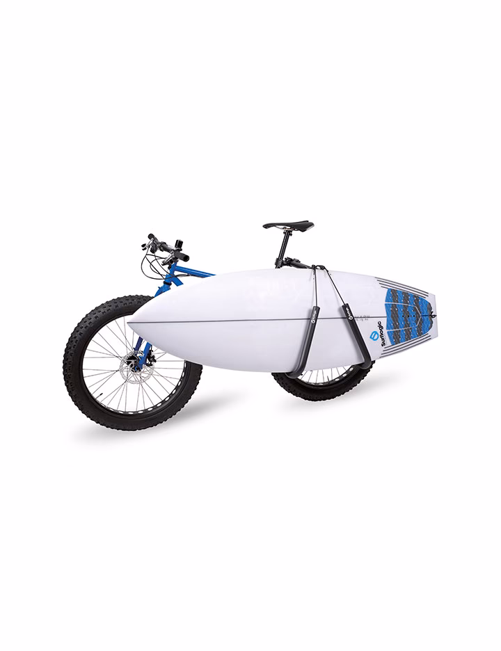 ¿Cómo transportar una tabla de surf en una bicicleta?