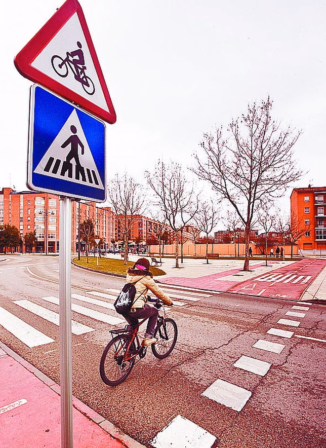 ¿Quién tiene prioridad, un turismo o una bici?
